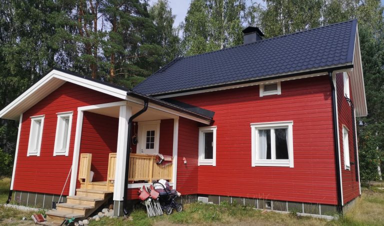 Omakotitalon peltikaton ja ulkoverhouksen uusiminen Kulhossa