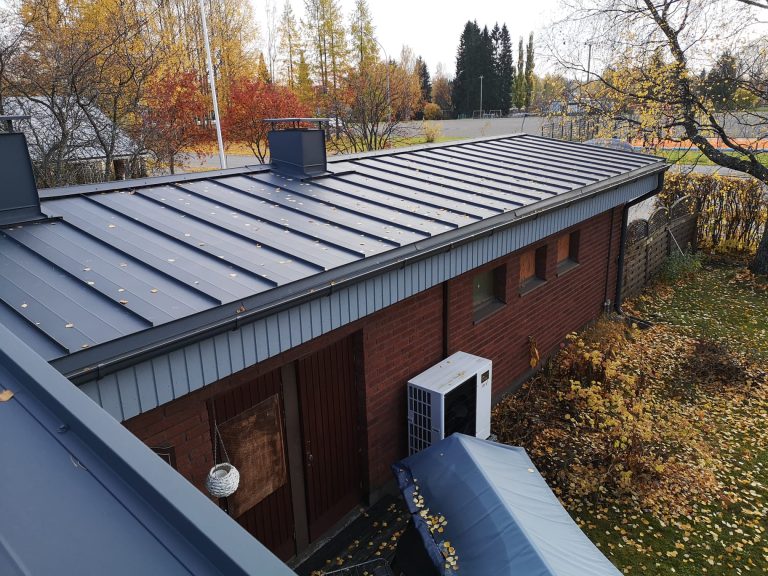 Omakotitalon peltikaton uusiminen