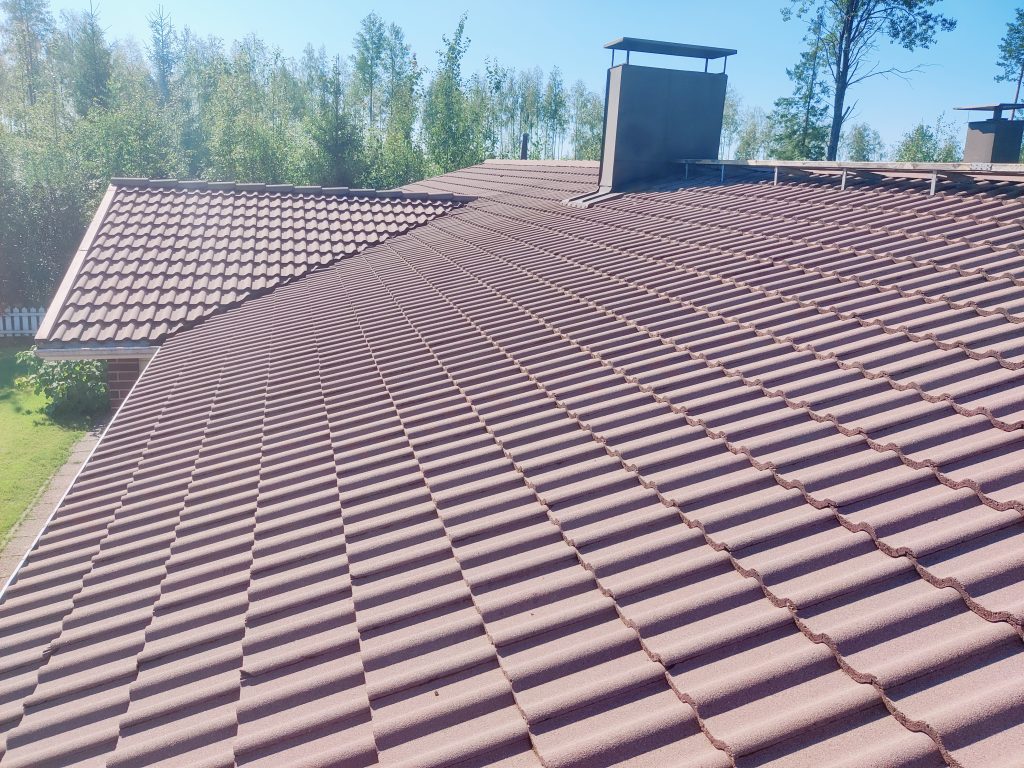 Tiilikaton pesu ja suojakasittely Ylamylly