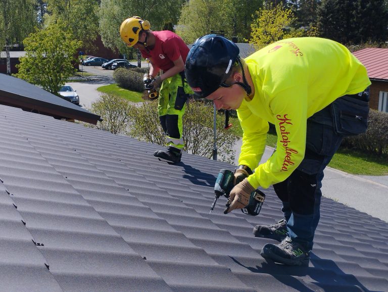 Kattoremontti omakotitalon katolla.