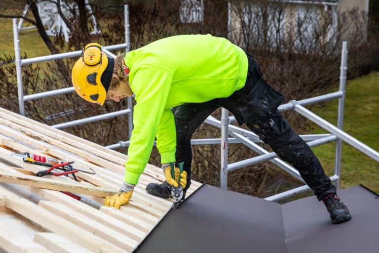 Kattoremontti omakotitalon katolla.