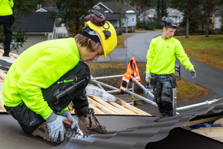 Kattoremontti omakotitalon katolla.