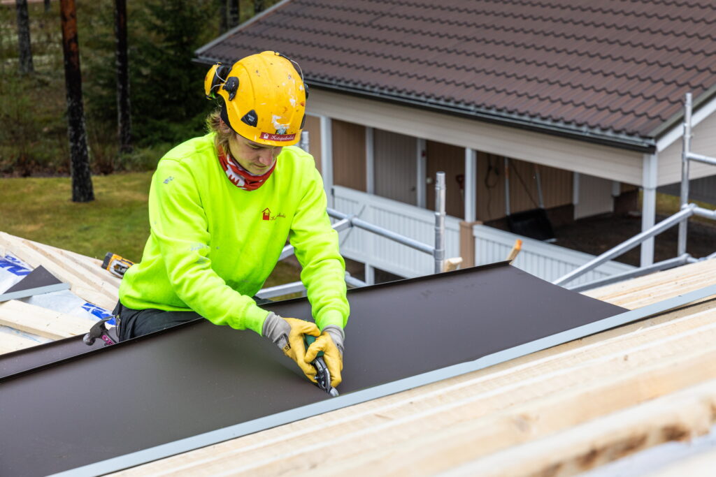 Katon asennus meneillään.