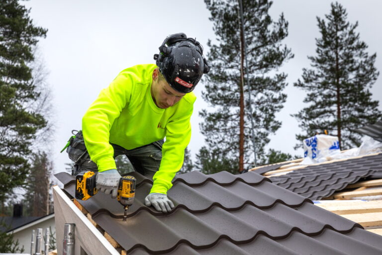 Katon asennus meneillään.