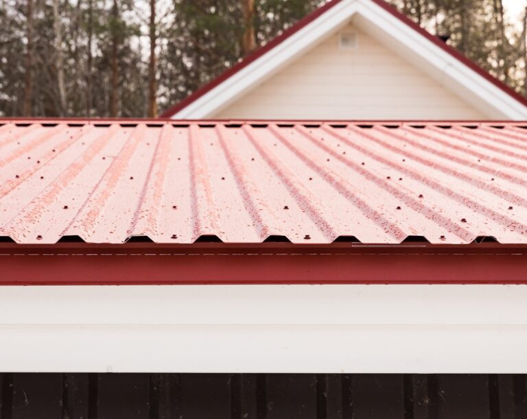 Uusittu peltikate omakotitalossa.