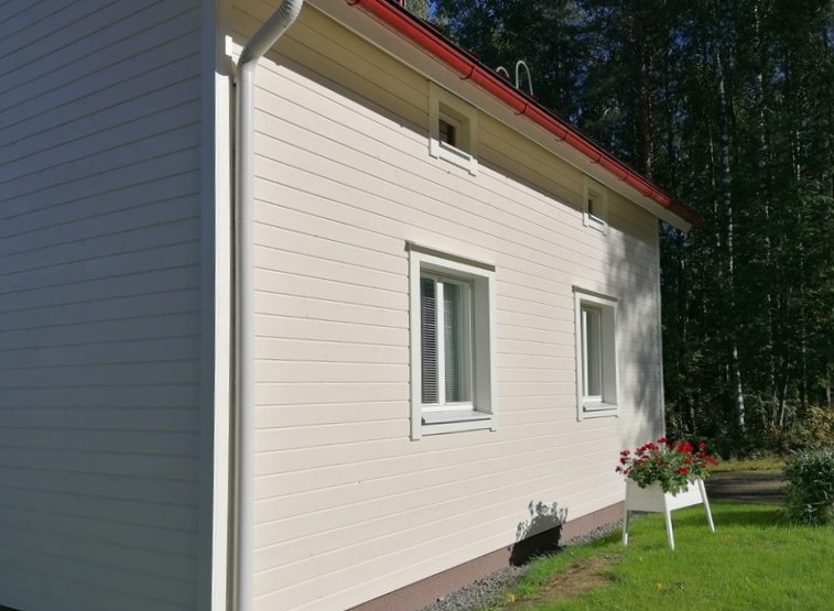 Ulkoverhoiltu omakotitalo.
