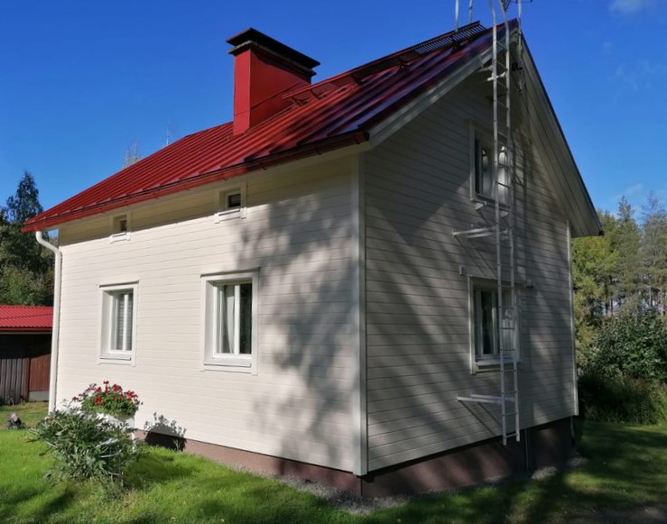 Uusittu ulkoverhous omakotitalossa.