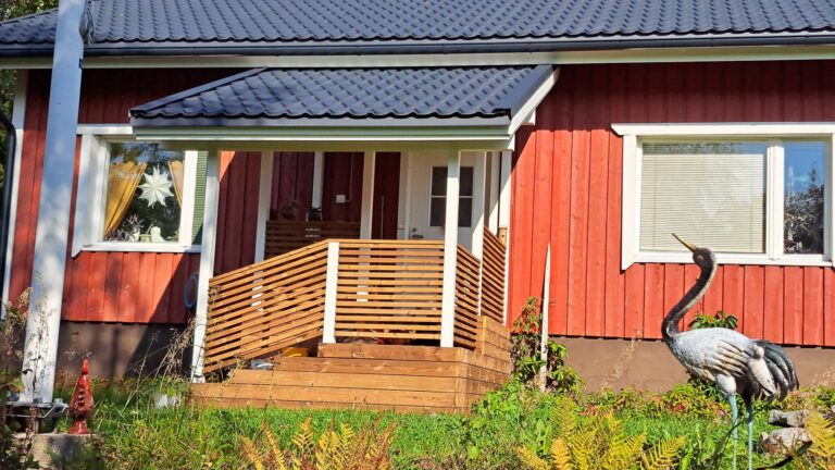 Lumikuorma romahdutti kuistin, uusi Koto-katto asennettuna.