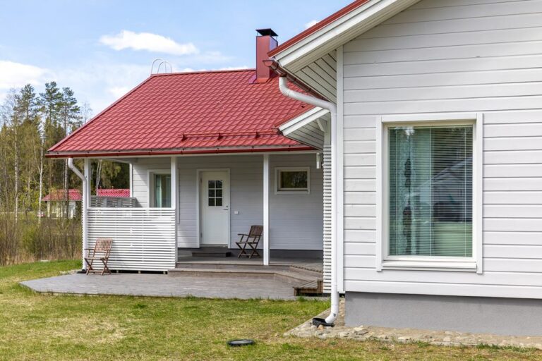 Talon julkisivu maalattu.