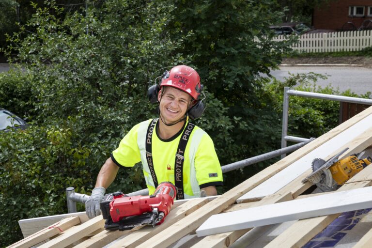 Kattoasentaja katolla tekemässä kattoremonttia.