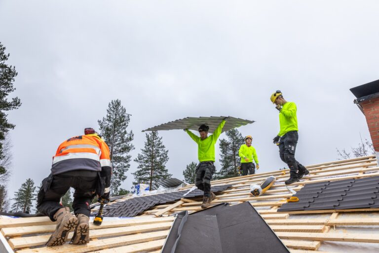 Kattoasentajia katolla tekemässä kattoremonttia.