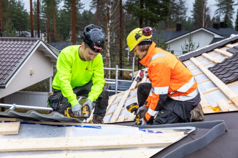 Kattoasentajat tekemässä kattoremonttia.