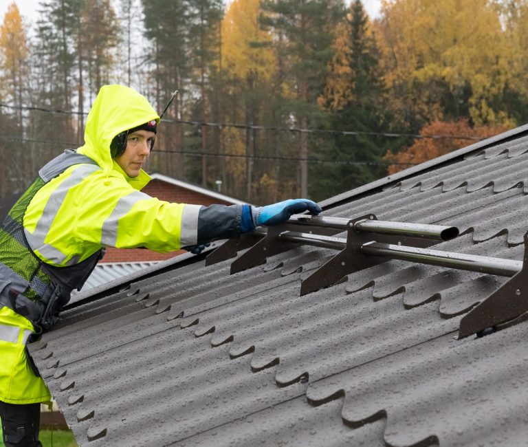 Kattoremontti Joensuussa.